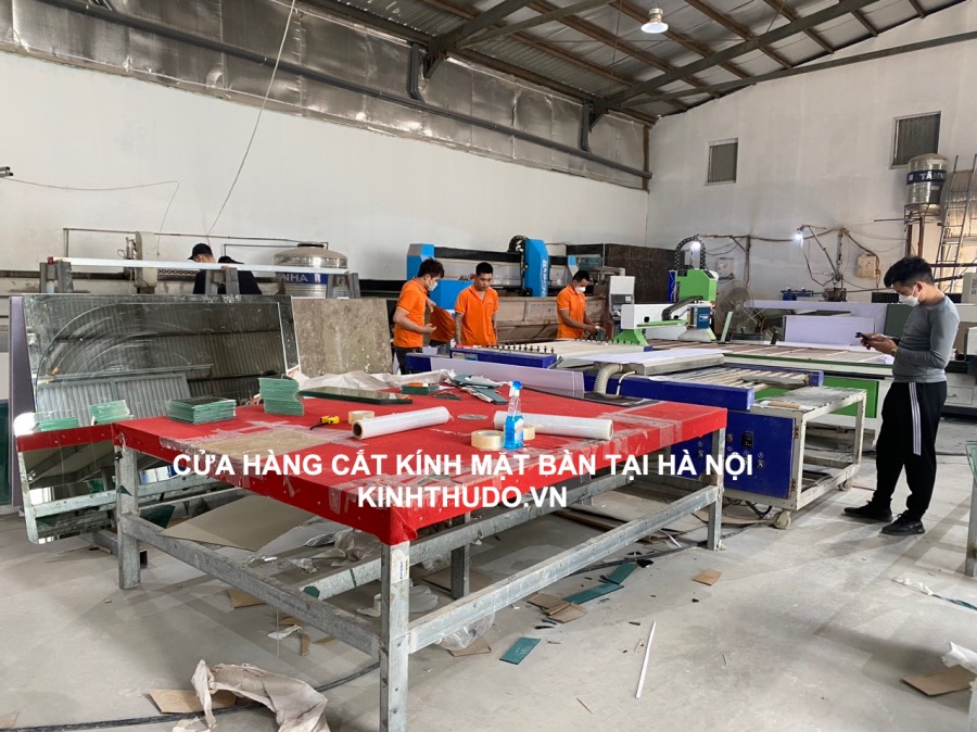 Cửa hàng cắt kính mặt bàn tại Hà Nội